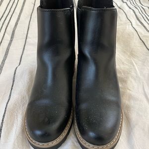 Universal threads Chelsea boots